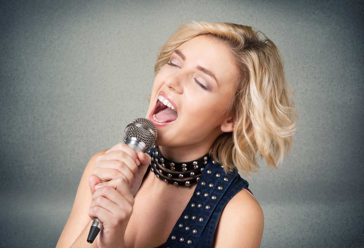 Пения в домашних условиях. Научиться петь красивый голос. Как научиться красиво петь. Как научиться хорошо петь в домашних условиях. Упражнения вокал с высунутым языком.